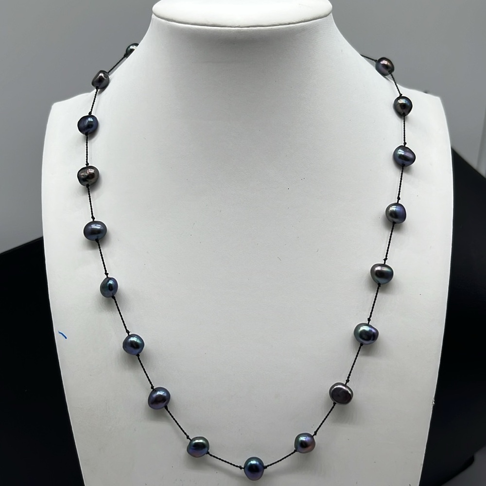 19 inch Peacock Pearl necklace, individually knotted on cord, lobster closure - Picture 2 of 6